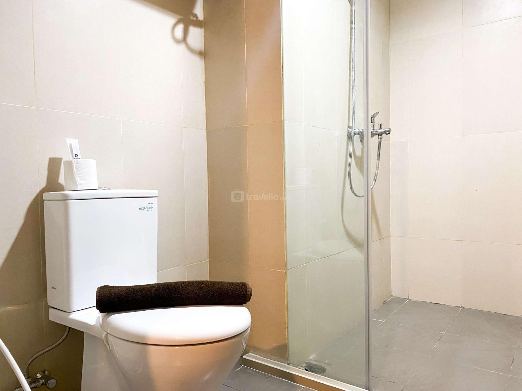 Comfy And Modern Look 1br Gateway Park Lrt By Travelio Bekasi