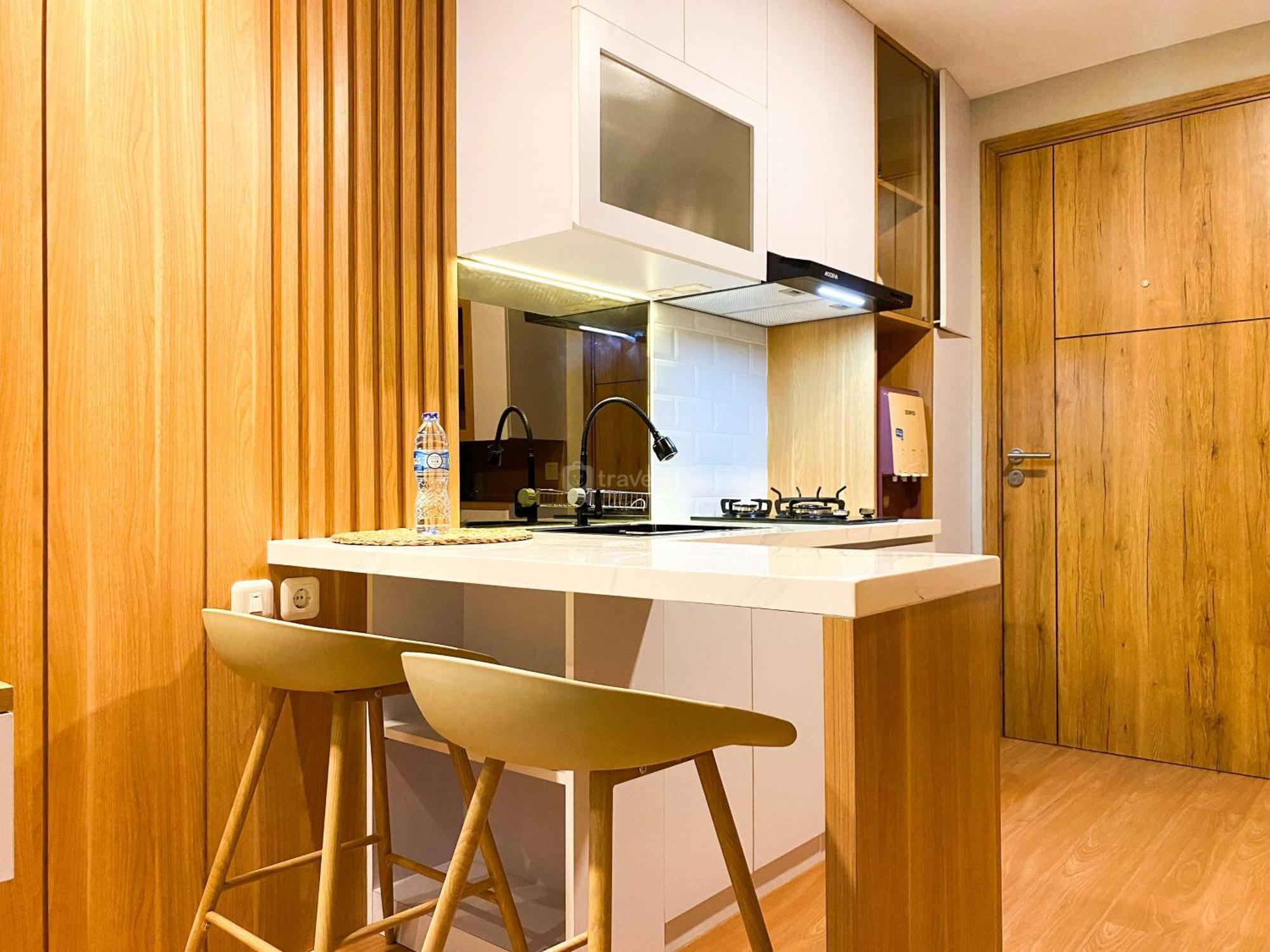 Apartemen Comfy And Modern Look 1br Gateway Park Lrt By Travelio Bekasi